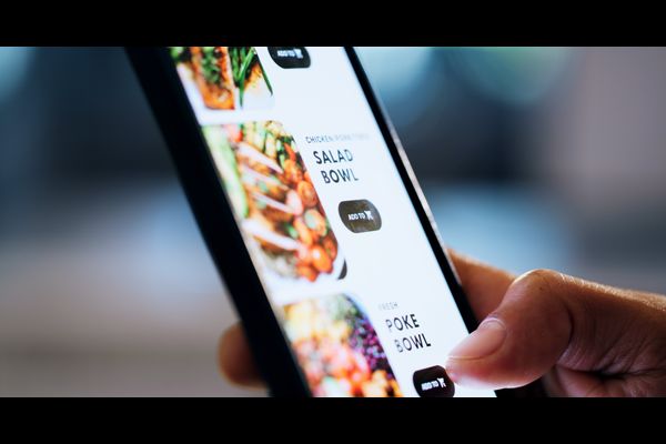 Aplicația DriveBy - comandă mâncare de pe telefon