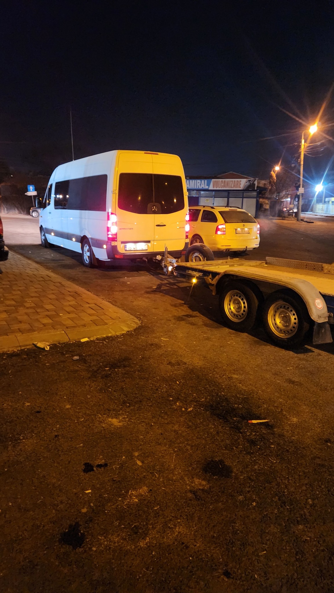 Microbuz Mercedes Teoturing cu platformă auto