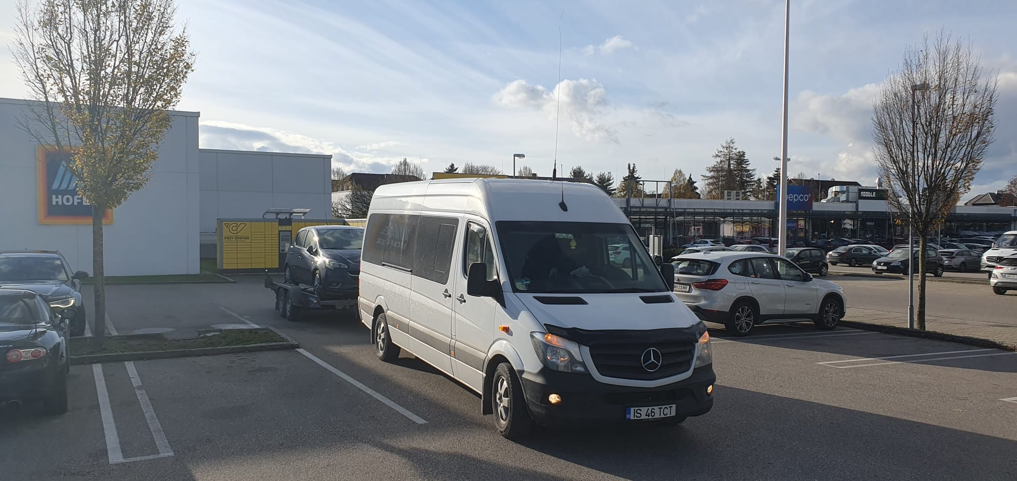 Microbuz Mercedes Teoturing pe autostradă europeană