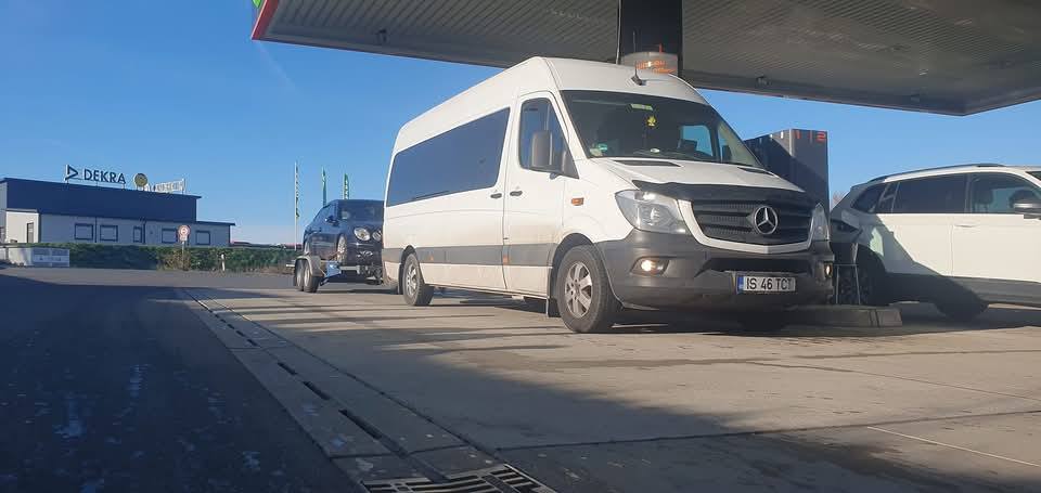 Minibuze Mercedes Teoturing pe zăpadă