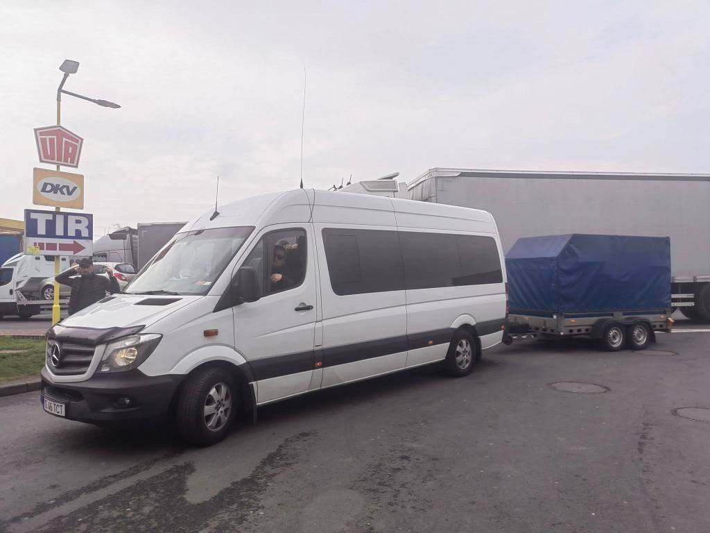 Microbuz Teoturing cu remorcă acoperită