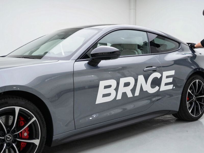 Servicii Inscripționări Auto WRAPKING București - Personalizează vehiculul tău cu inscripționări profesionale - sigle, texte, graf...